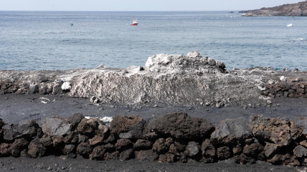 Imagen de archivo de ceniza acumulada en la costa de la isla.