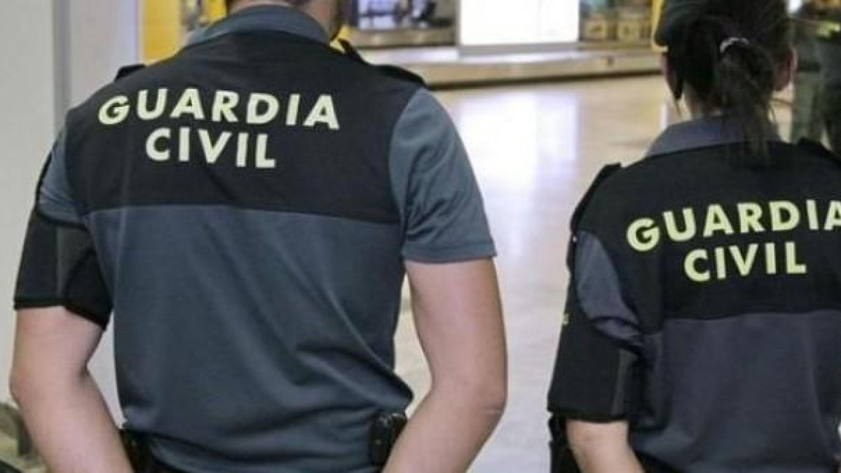 Imatge d'arxiu de dos agents de la Guàrdia Civil.