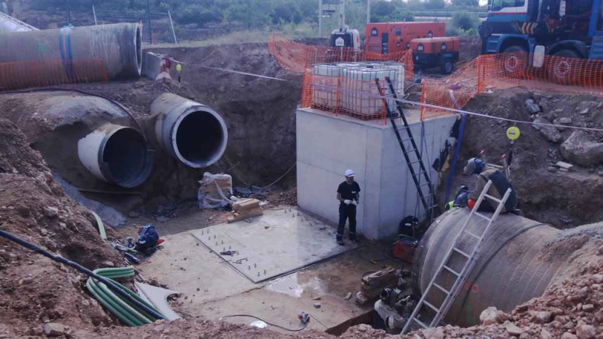 Los trabajos en uno de los siete tramos donde se retira la cañería aérea del minitransvasament del Ebro.