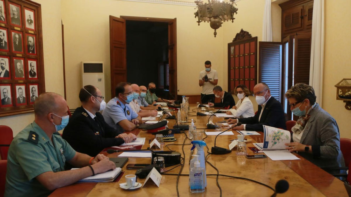 Plano general del inicio de la Junta Local de Seguridad de Reus, con los principales representantes de los cuerpos policiales.