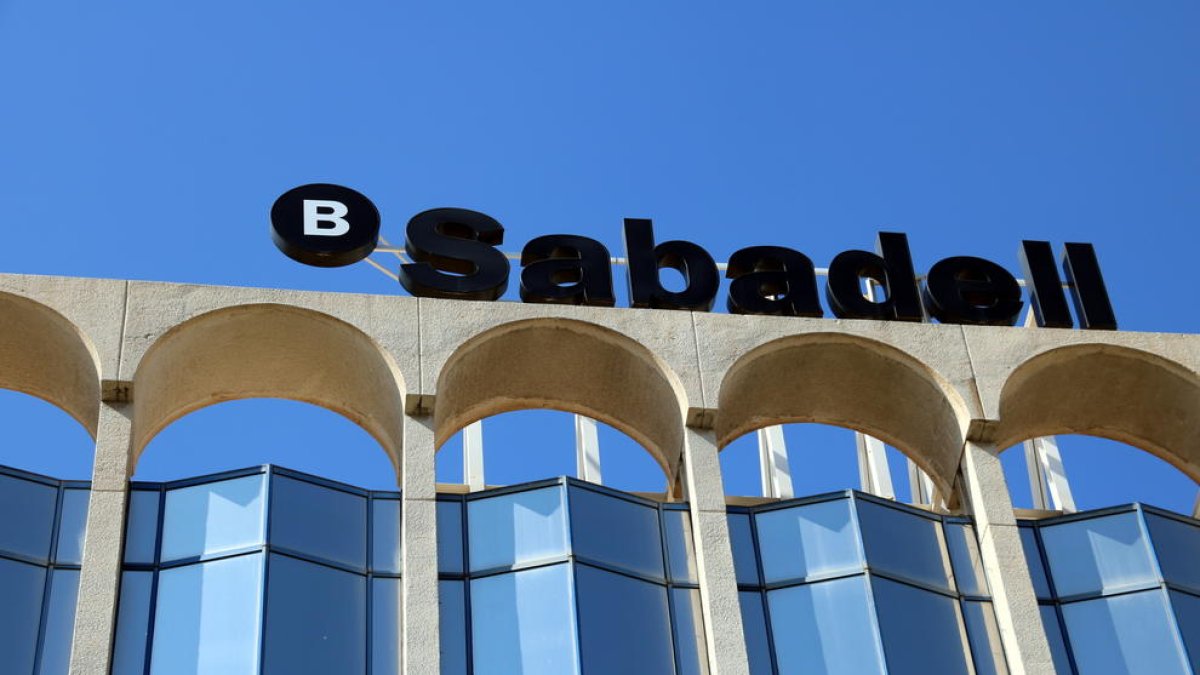 Detalle de un letrero del Banco Sabadell.