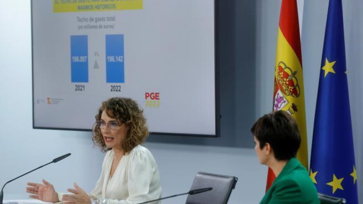 La ministra de Hacienda, María Jesús Montero, y la ministra de Política Territorial y portavoz del Gobierno, Isabel Rodríguez.