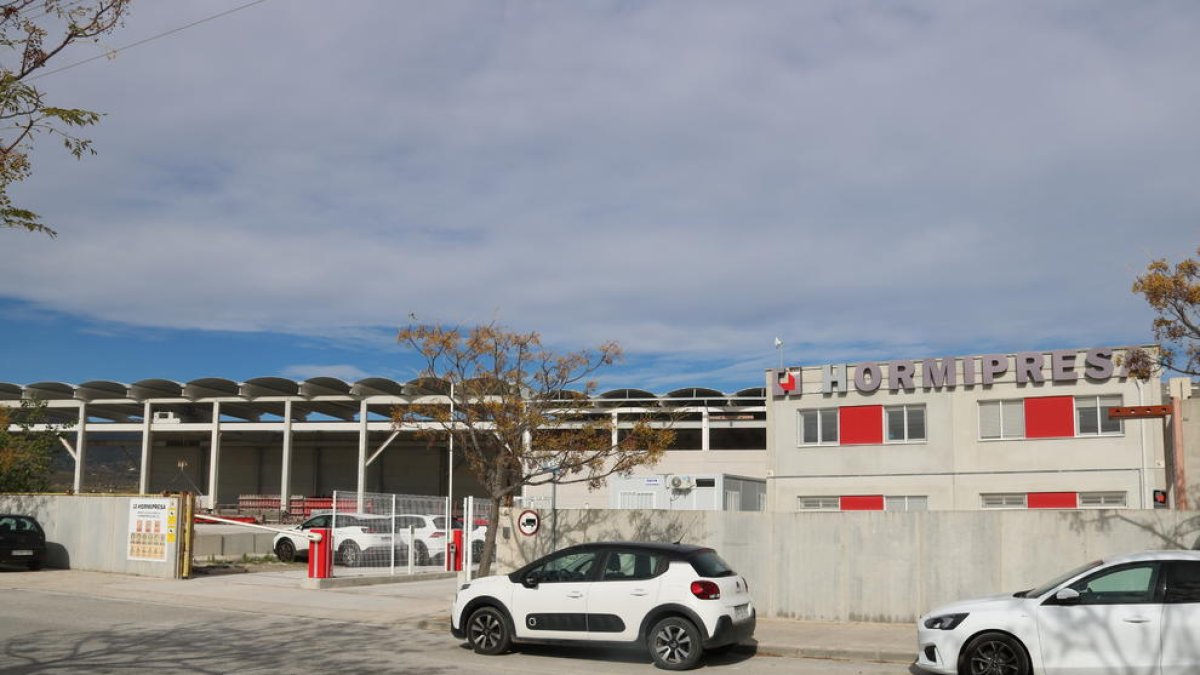 L'entrada d'administració i fàbrica d'Hormipresa al Pla de Santa Maria.