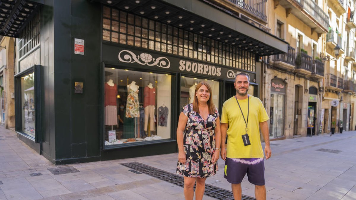 Els germans Roser i Medir Borràs davant de la botiga Scorpios del carrer Comte de Rius.