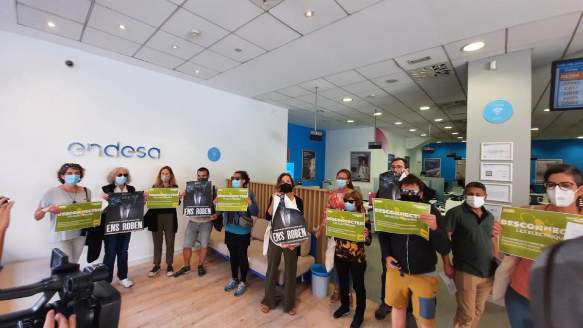 Plano general de la acción de protesta en la sede de Endesa de Tarragona impulsada por miembros de la CUP.