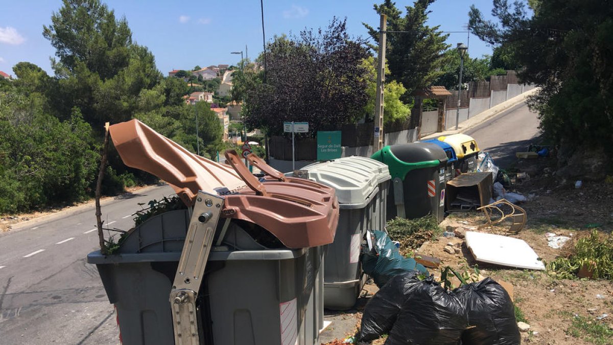 Imatge dels contenidors de Calafell, amb bosses llançades a fora.