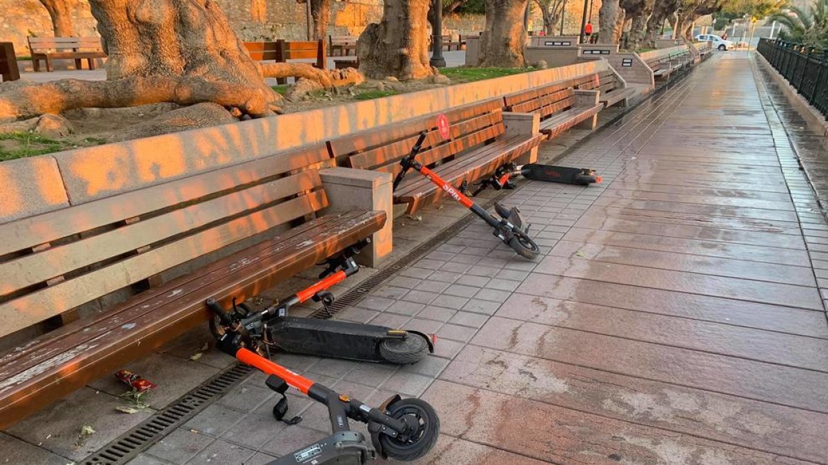 Imagen del pasado mas de marzo con varios patinetes mal estacionados en el paseo de las Palmeras de Tarragona.