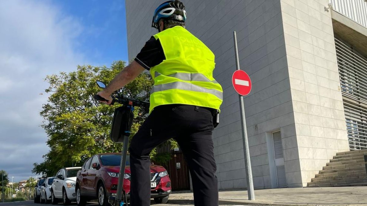 Esta semana la Policía Municipal ha empezado ya una campaña específica de seguridad en el Tancat con patrullas a pie.