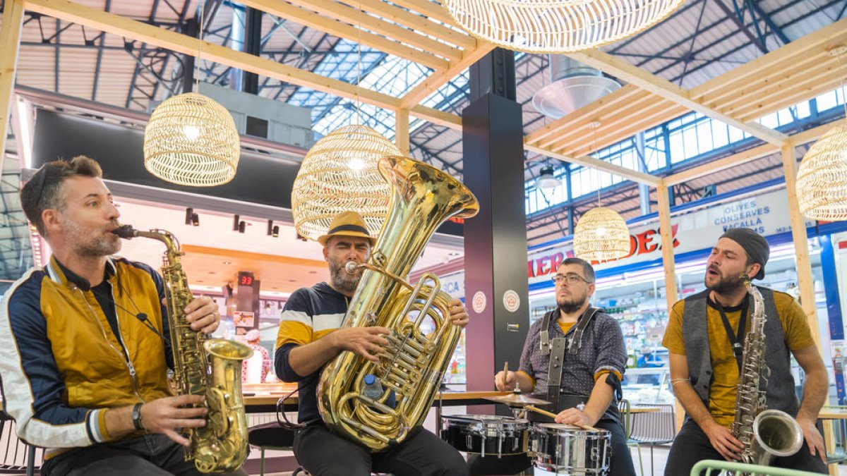 El grupo musical dinamizando la tarde de ayer en uno de los nuevos espacios de degustación del mercado.