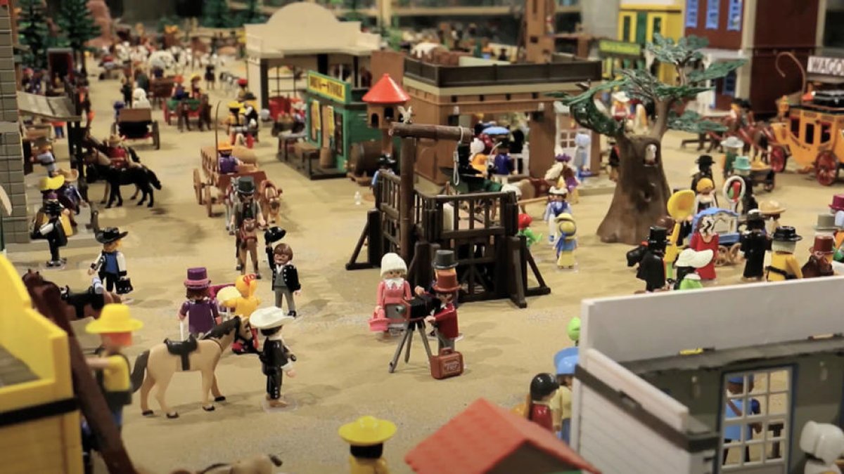 Figures de Playmobil en un diorama d'edicions anteriors.