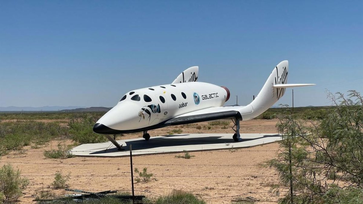 Vista d'un prototip de l'aeronau VSS Unity avui, a l'entrada d'Spaceport.