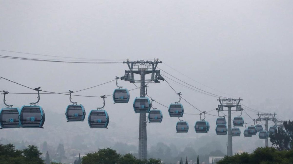 Fotografia de vagons de telefèrics en l'obertura de servei del Cablebús avui, a la Ciutat de Mèxic.