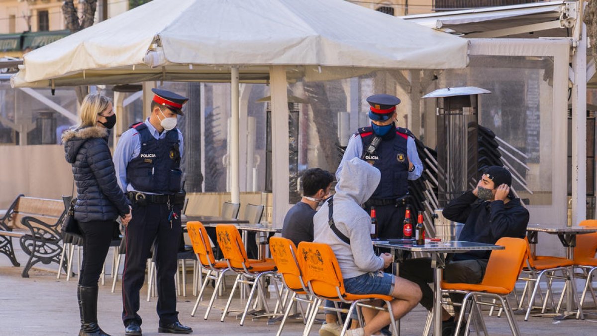 Imagen de archivo del pasado noviembre, cuando los Mossos d'Esquadra hicieron una ronda informativa y de control en la plaza de la Font.