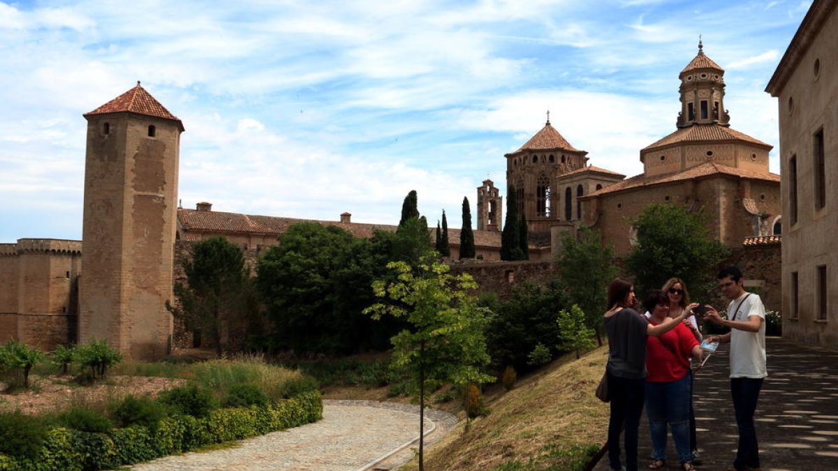 Plano general de un grupo de jóvenes dentro del recinto del Monasterio de Poblet.