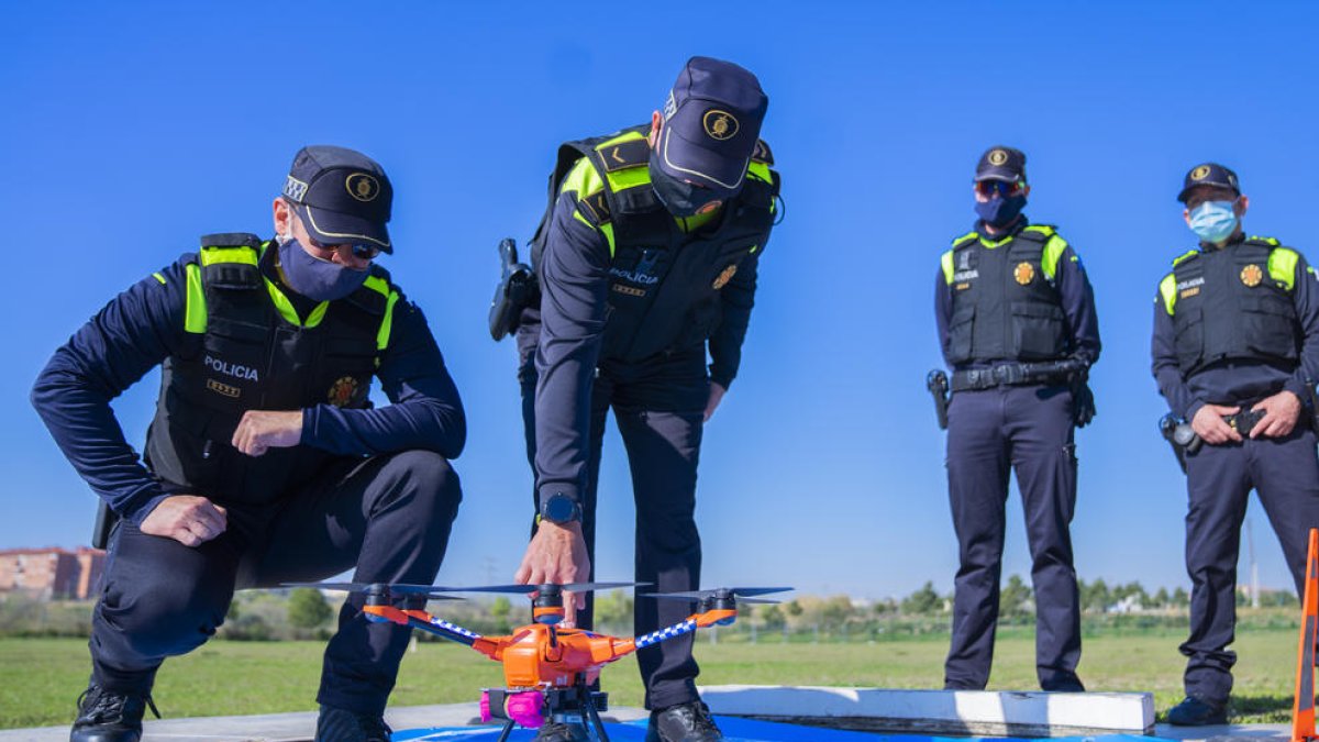 La unitat està formada per un caporal i quatre agents.