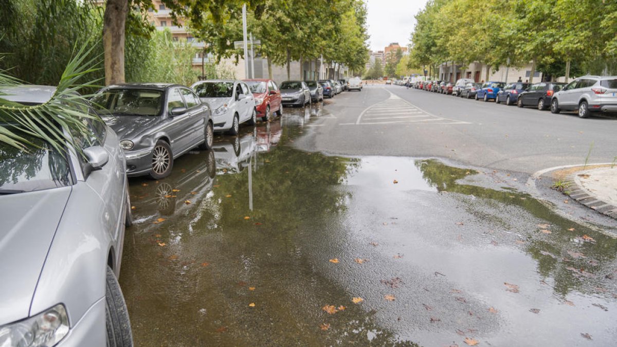 El charco de agua se encuentra al final de la calle Pont i Gol y llega hasta delante de una guardería.