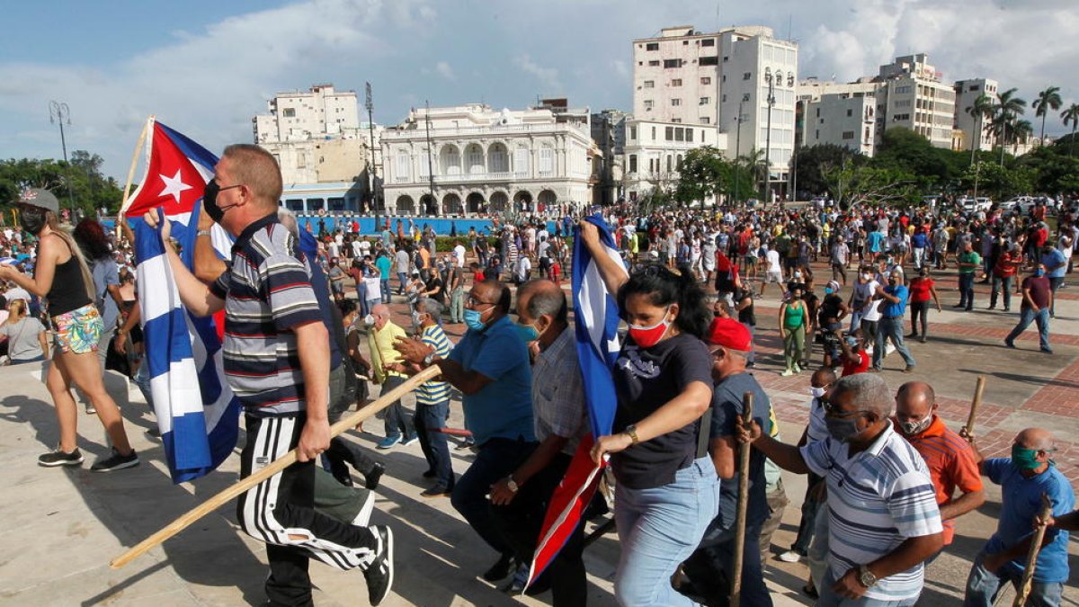 Plano general de manifestantes pro-gobierno en la manifestación de La Habana.