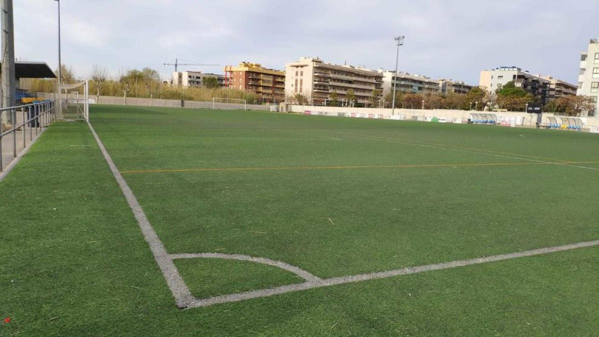 Imagen de un campo de futbol en Salou.
