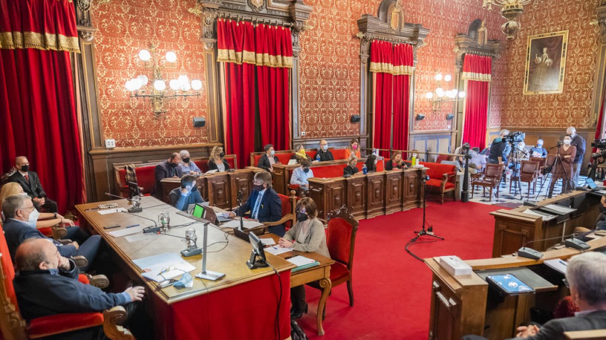 El Concejal de Servicios Generales, Jordi Fortuny (izquierda) escucha la intervención de la CUP en el último pleno extraordinario.