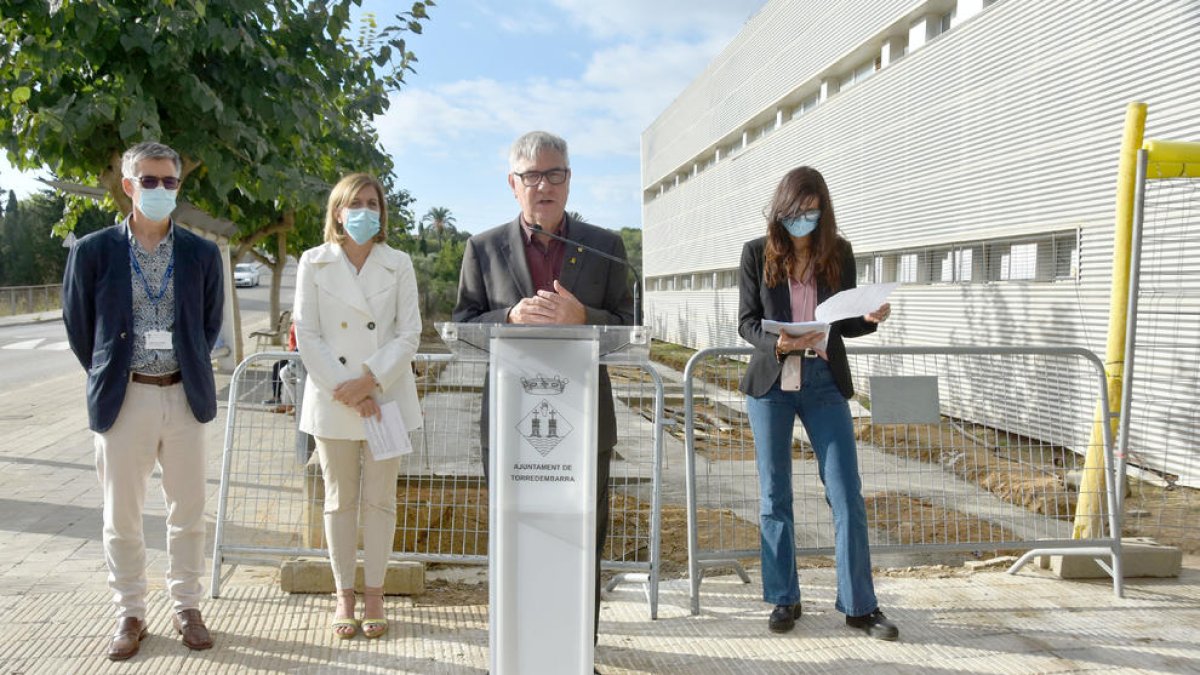 Imagen de la presentación de las obras, con el alcalde de Torredembarra mientras intervenía.