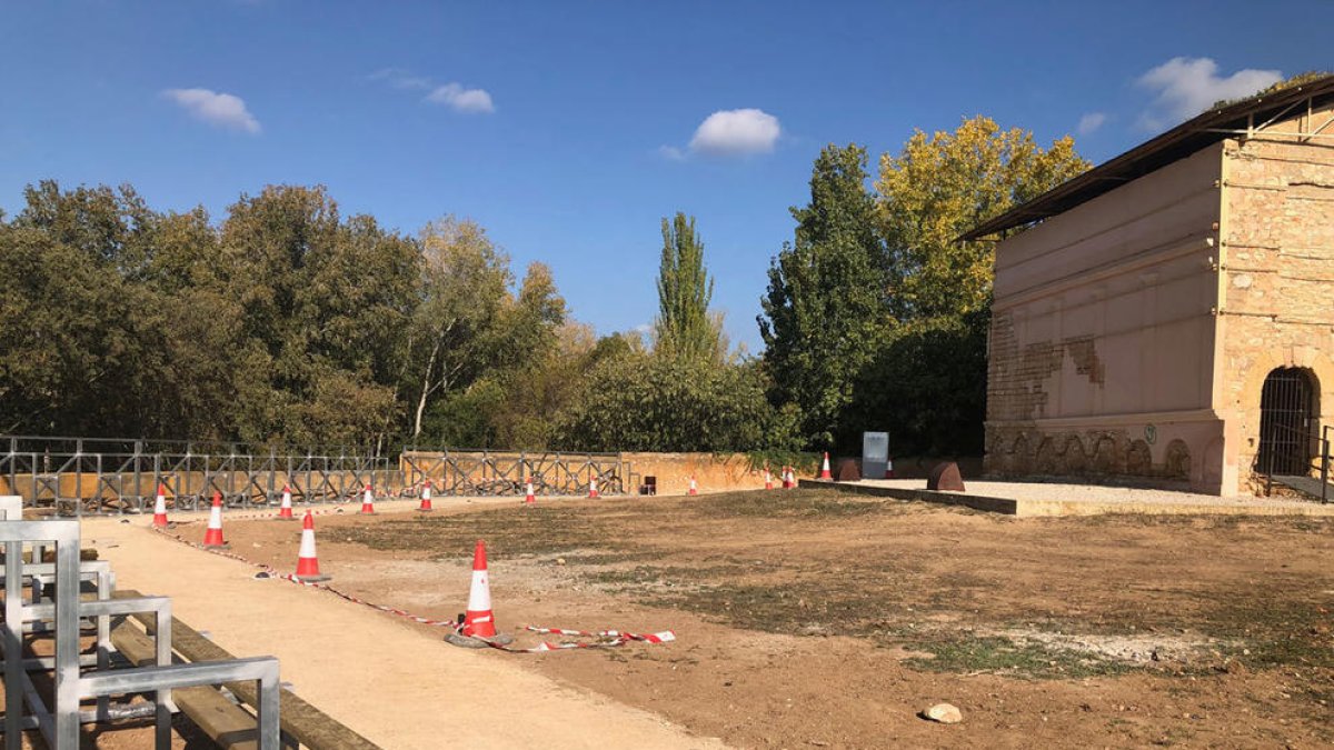 Imagen de las gradas que se están colocando en el exterior del Columbario.