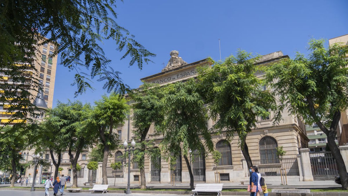 El Banco de España hace más de 17 años que está cerrado y tendrá que esperar todavía más para volver a tener actividad a su interior.