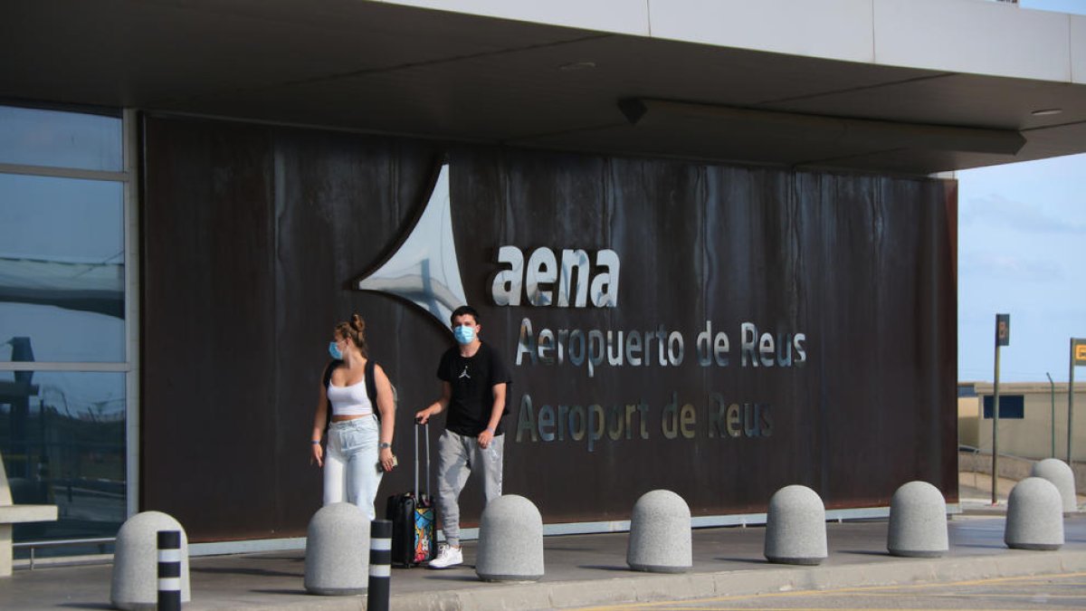 Una pareja entrando a la terminal del Aeropuerto de Reus.