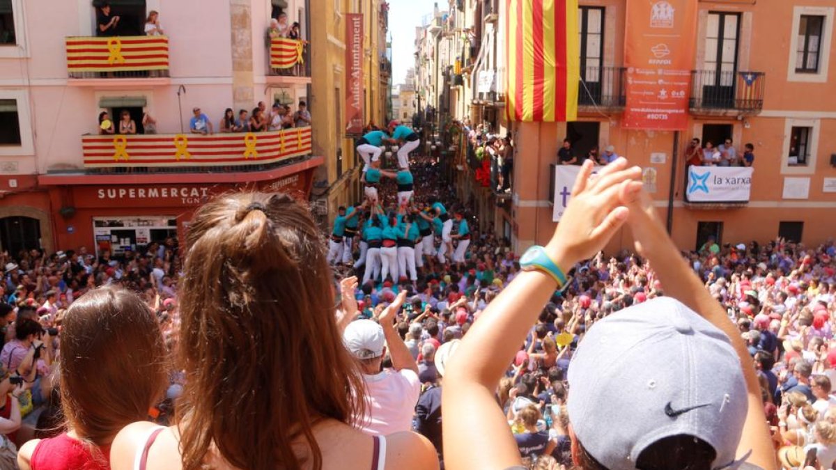 La plaza de les Cols durante la fiesta de San Magí de Tarragona, con asistentes celebrando el primer 2d8f de la historia de los Castellero de Sant Pere y Santo Pau.