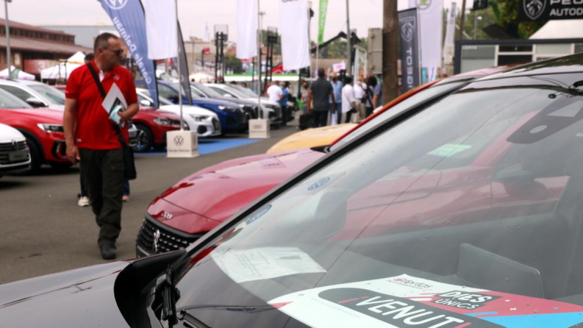 Un coche con un cartel de 'vendido' en una feria comercial.