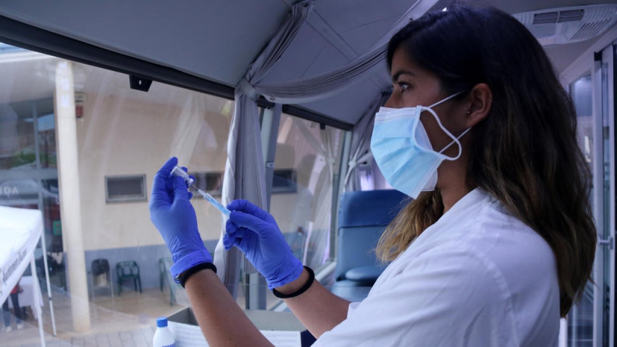 Una infermera preparant una dosi de la vacuna Janssen a l'interior del bus del Banc de Sang a Alcanar el passat 7 de juliol.