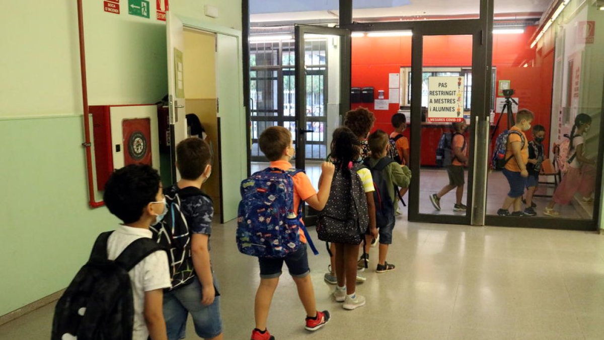 Alumnes entrant a l'escola Frederic Godàs de Lleida.