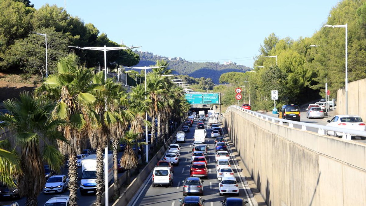 Trànsit a la Ronda de Dat de Barcelona, en una imatge d'aquest divendres, a l'inici de l'operació sortida.