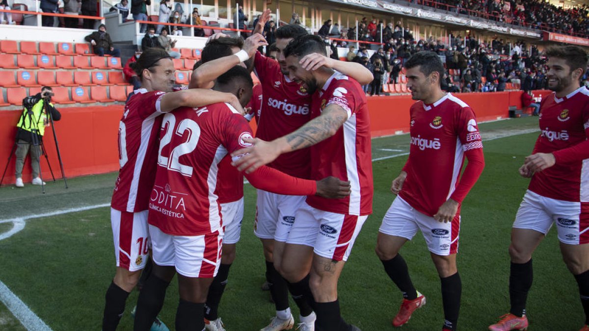 Los jugadores celebrando el gol de Buyla ante el Atlético Baleares.