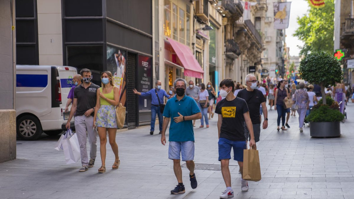 Imatge d'arxiu del carrer Llovera durant l'inici de la campanya de rebaixes d'enguany.