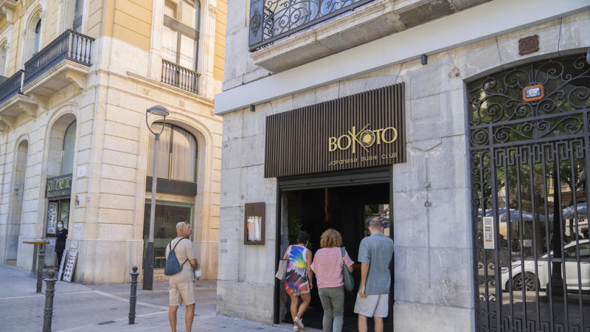 Imatge d'unes persones entrant al restaurant Bokoto Japanese Club, un dels dos restaurants que ha obert recentment a la Rambla.