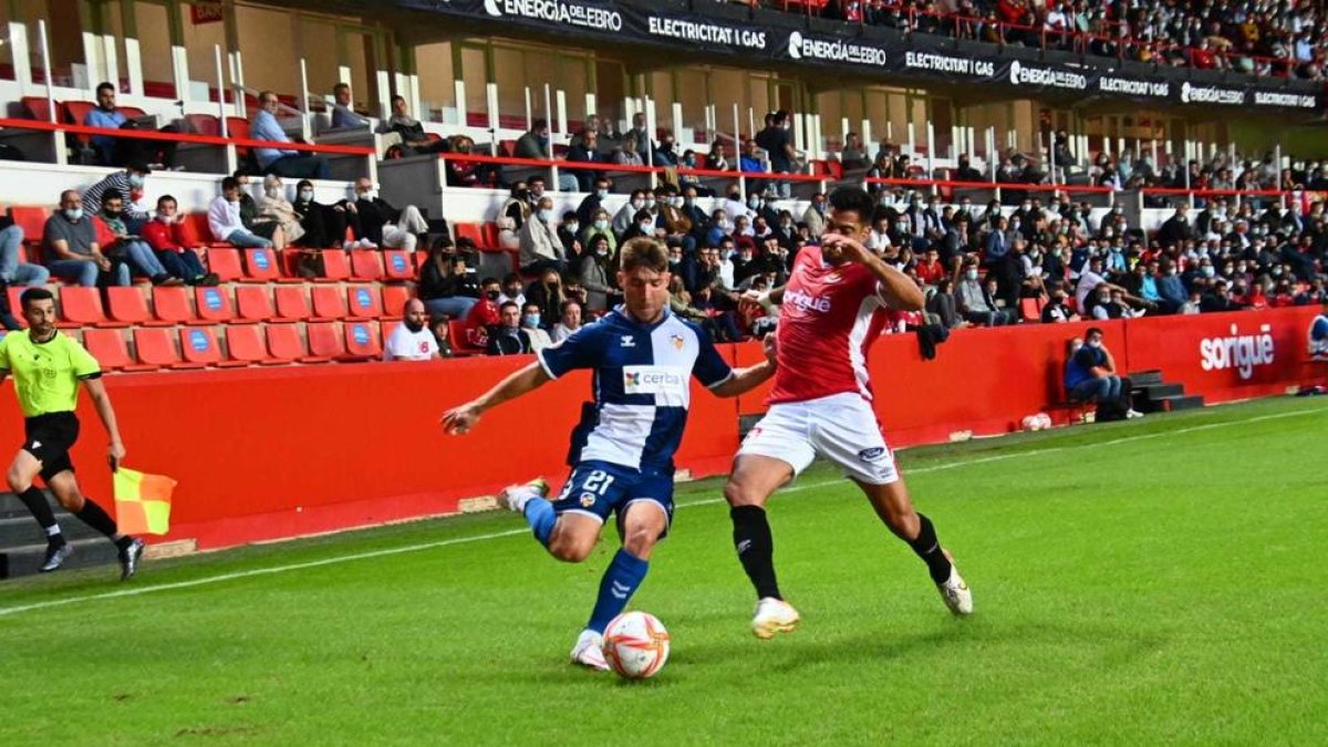 Imagen de un momet de partido que ha enfrentado a Nàstic i Sabadell al Nuevo Estadio.