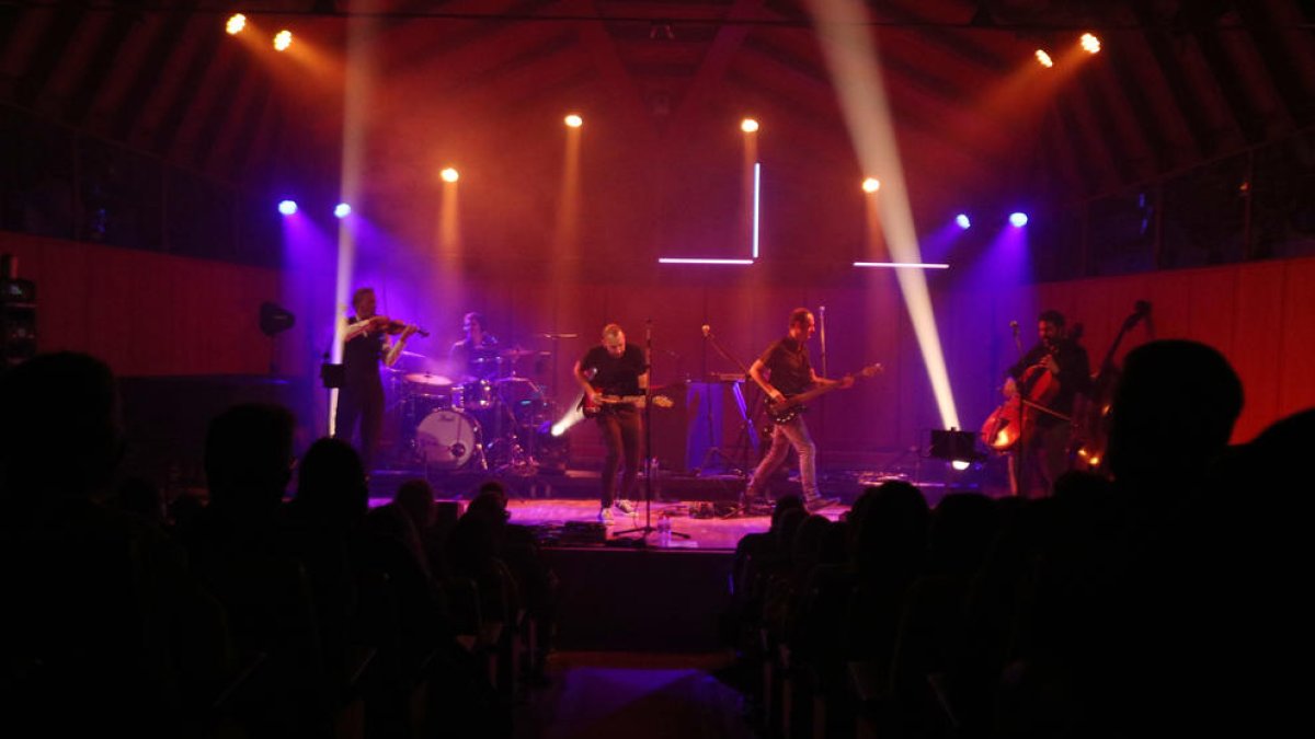 Los miembros de Blaumut actuando en el Auditorio Pau Casal del Vendrell