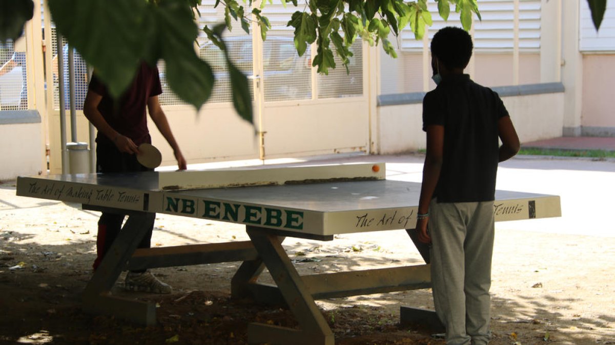 Imatge de dos interns jugant al ping-pong al pati del Complex Assistencial en Salut Mental Benito Menni de Sant Boi de Llobregat