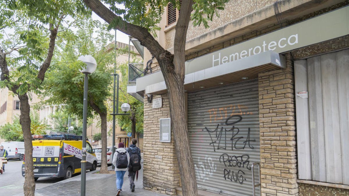 Las oficinas de la Hemeroteca cerradas al público, en una imagen de ayer por la mañana.