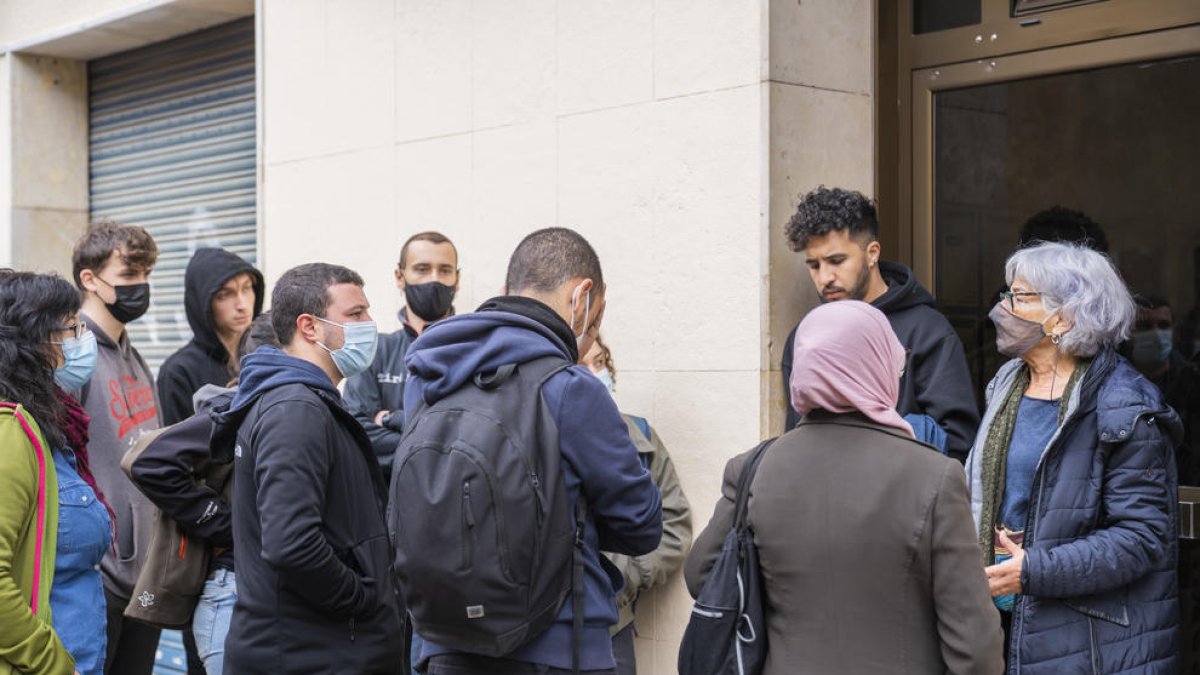 Unas quince personas se concentraron ayer delante del edificio de Fátima para darle apoyo.