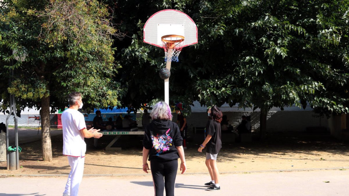 Imatge de pacients al pati del Complex Assistencial en Salut Mental Benito Menni de Sant Boi de Llobregat