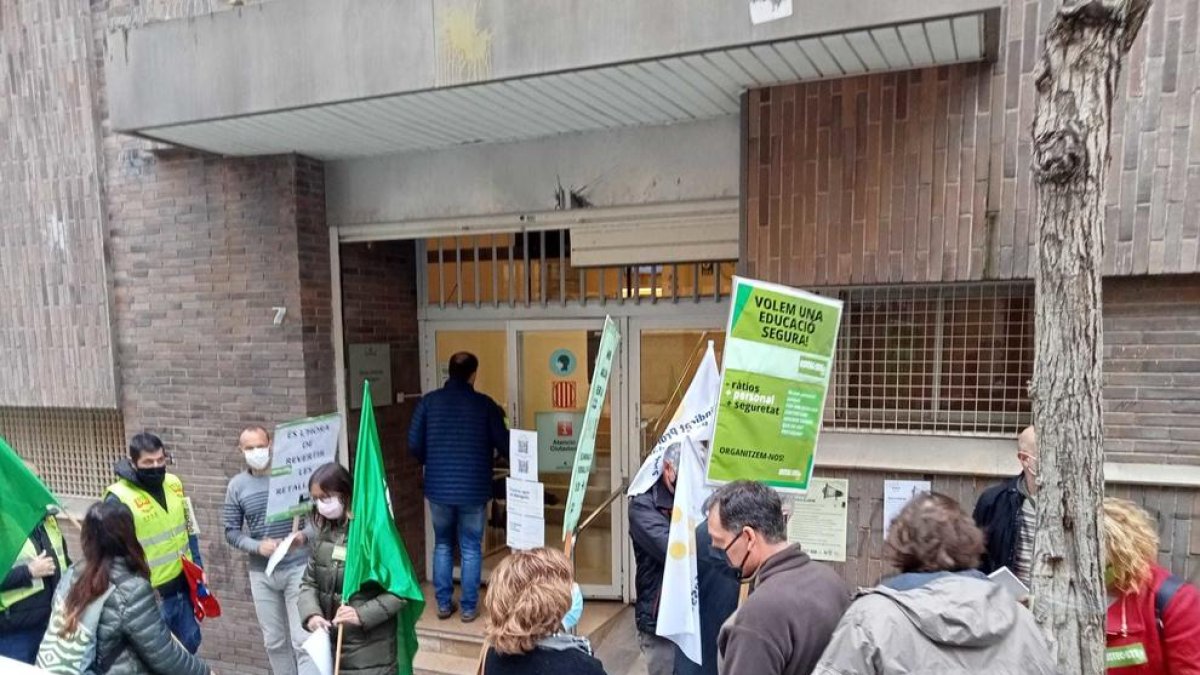 Los docentes se concentraron ayer delante de los servicios territoriales de Educació.