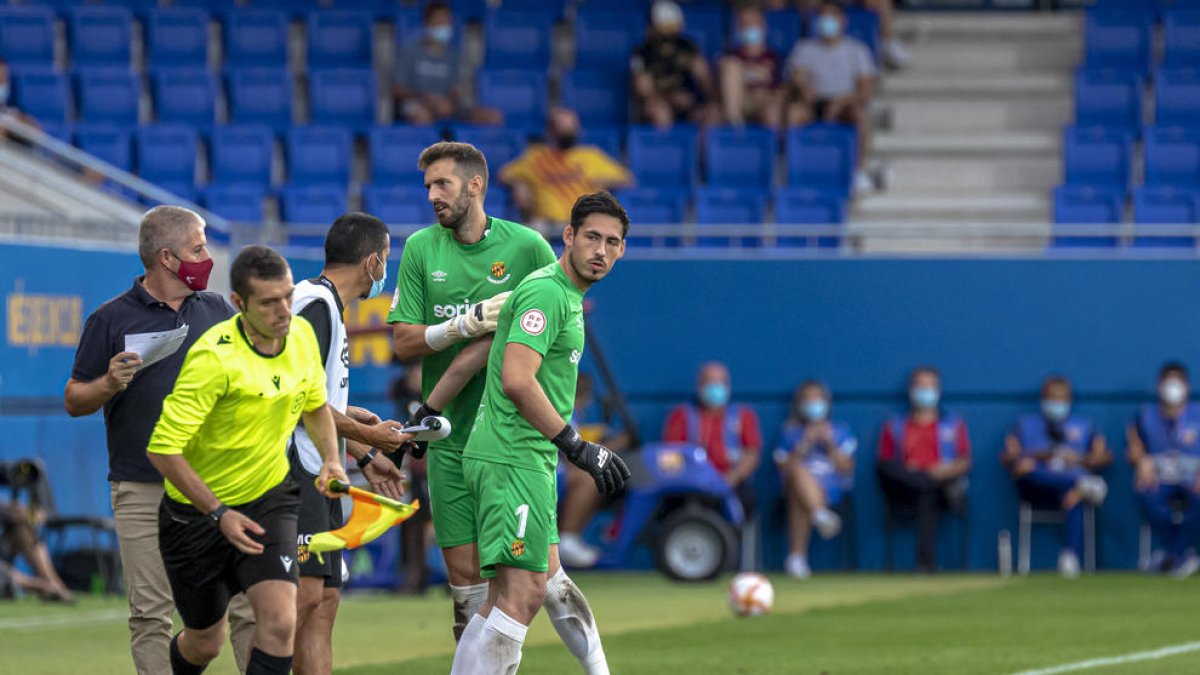 Manu García deja su lugar a Gonzi en el partido amistoso disputado contra el Barça en el estadio Johan Cruyff.