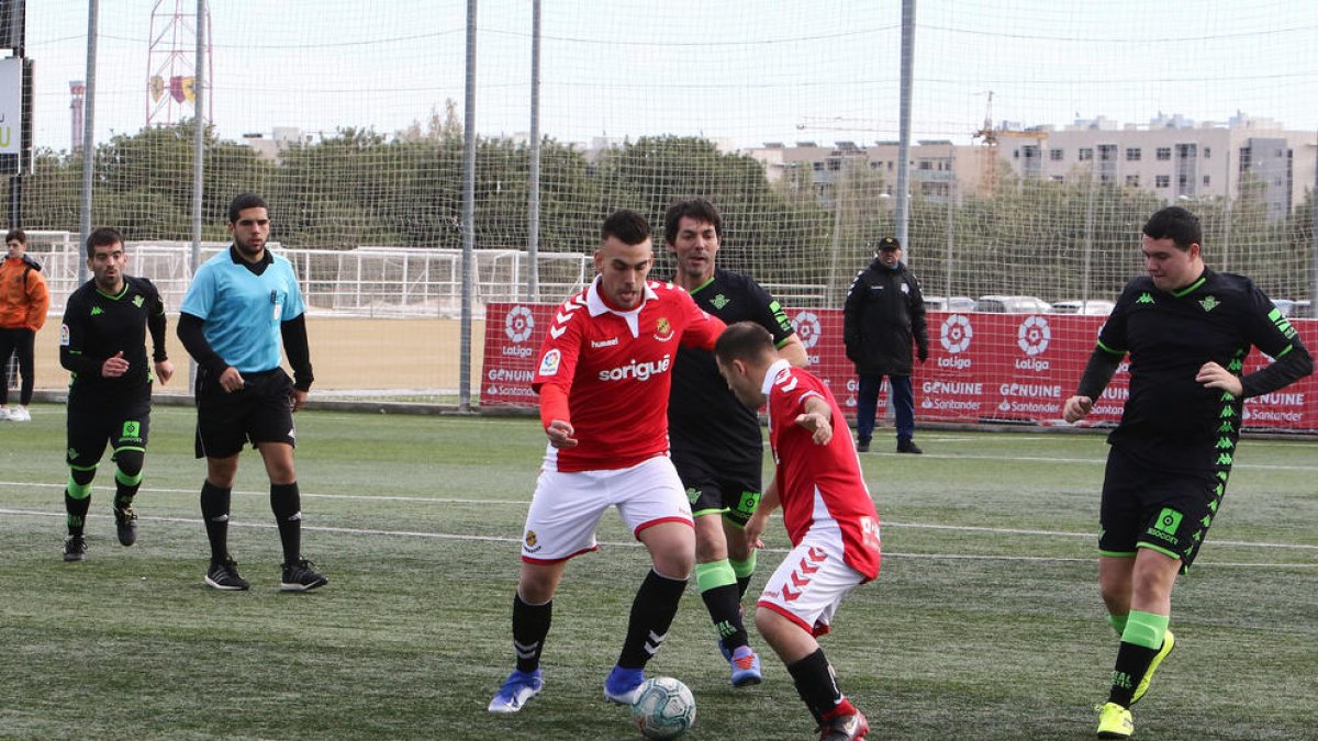 Uno de los partidos que se disputaron en el Complex Esportiu Salou la temporada 2019-20.