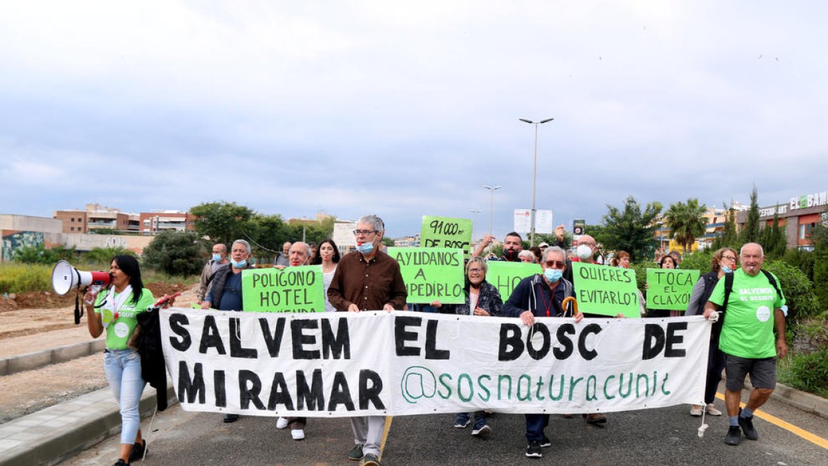 Los manifestantes que han participado en la protesta para parar el proyecto de urbanización del bosque de Miramar en Cunit.