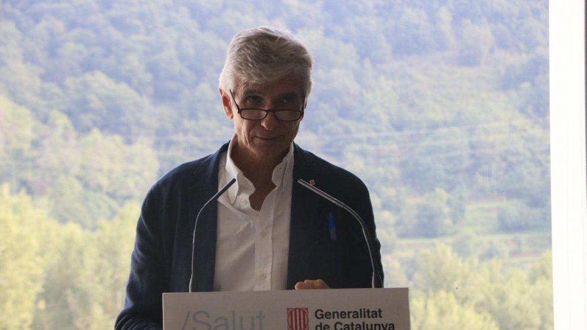 El conseller de Salut, Josep Maria Argimon, durante el acto de presentación del plan de prevención de suicidios en Olot.