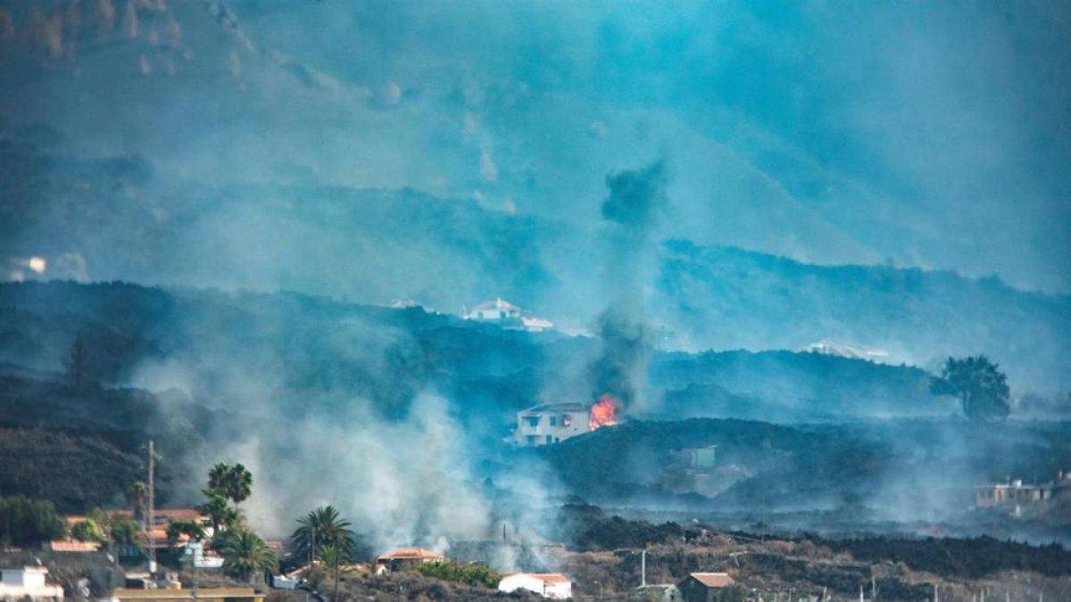 La colada alliberada per l'ensulsiada del flanc nord del volcà de Cumbre Vieja travessant zones d'habitatges ja evacuats que no havien sofert danys.