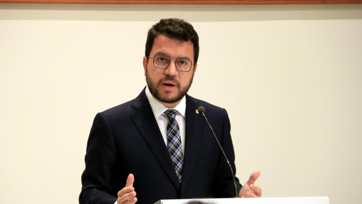 Pla mitjà del president de la Generalitat, Pere Aragonès, en roda de premsa a la Sala Torres Garcia de Palau.