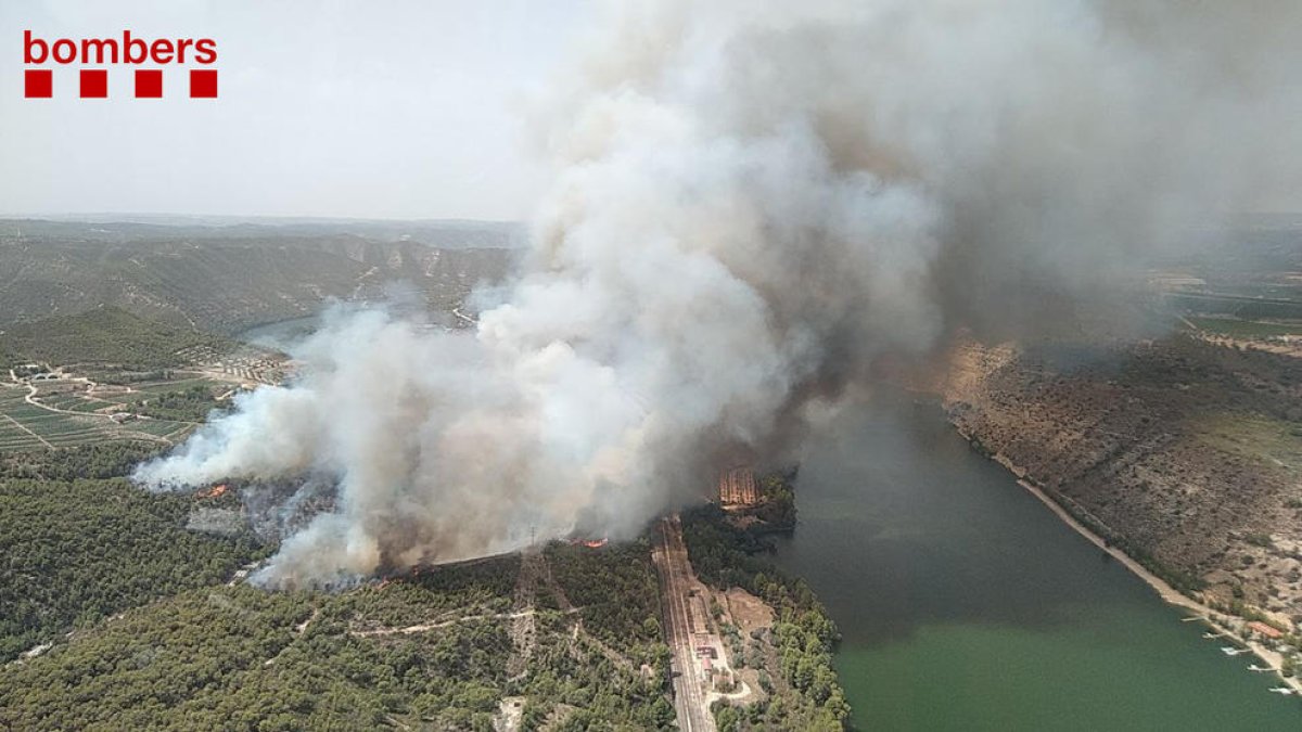 Primeres imatges de l'incendi a la Pobla de Massaluca.