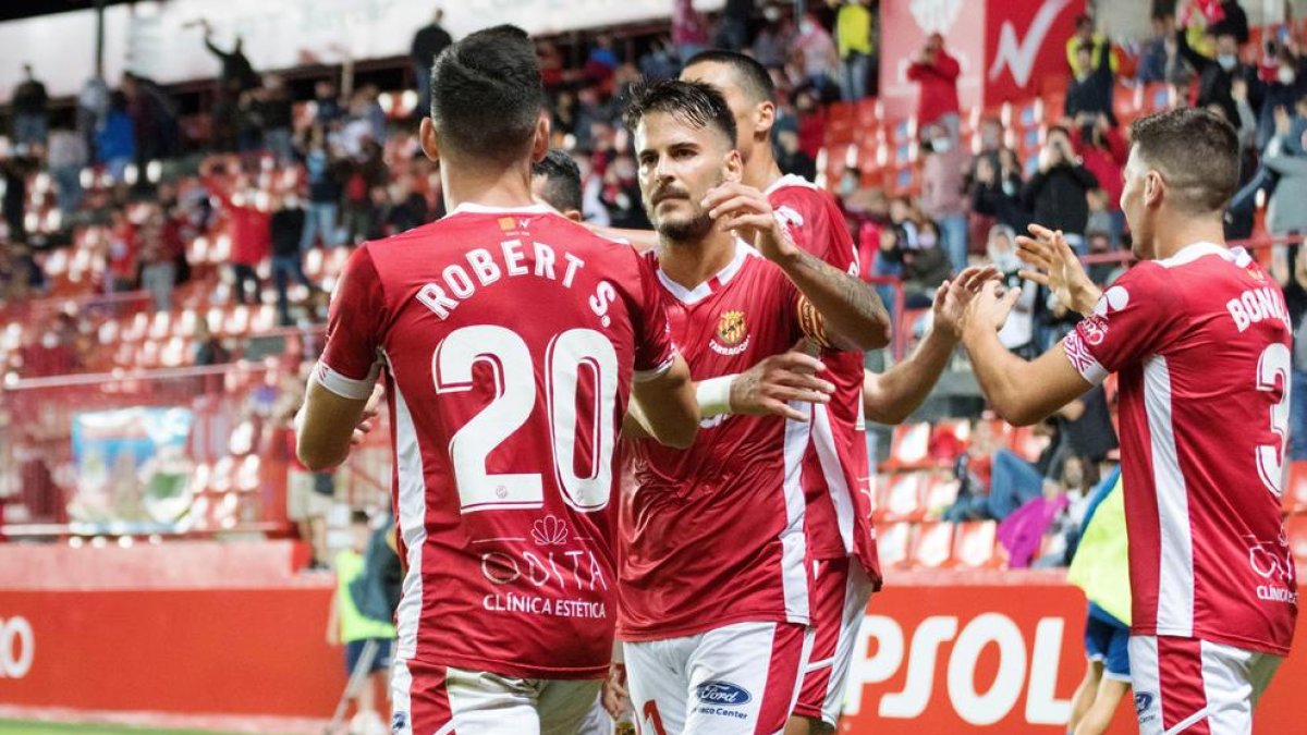 Joan Oriol celebra con el resto de compañeros el gol anotado por Carbia contra el Sabadell.